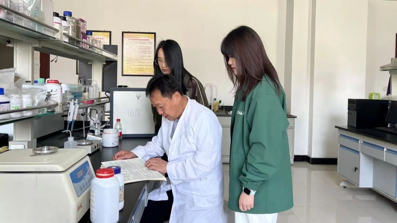 【甘肃科技报】【特别报道5·30】他是国内育成胡麻品种最多的人——记全国先进工作者、甘肃省农业科学院研究员张建平