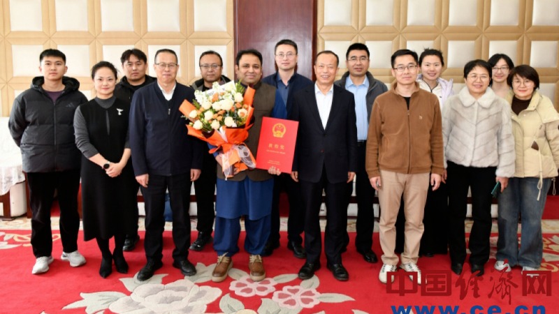 【中国经济网】  巴基斯坦农业科学家荣获2025年度甘肃省“敦煌奖”。（Pakistani agri-scientist wins 2025 Dunhuang Award in Gansu）